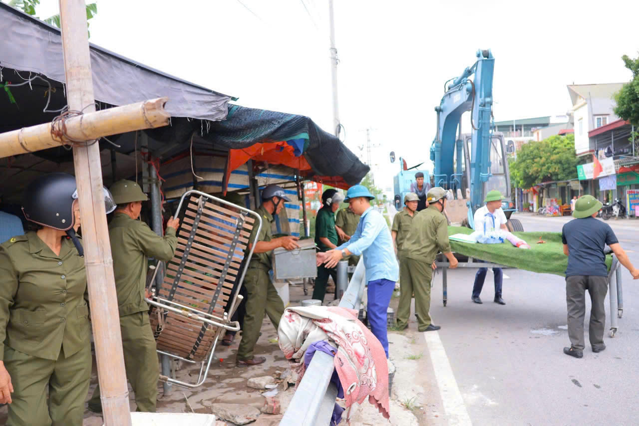 Công an xã Hà Đông kiên quyết xử lý các trường hợp tái lấn chiếm lòng đường, vỉa hè từ ngày 01/7/2026
